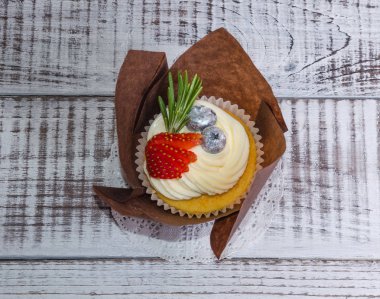 vanilya krem peynir kek çilek ve bilberries ile