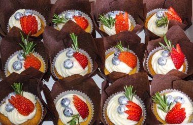 vanilya krem peynir kek çilek ve bilberries ile