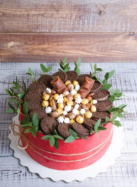 Torta enrollada en una galleta roja con avellanas y eucalipto —  Fotos de Stock