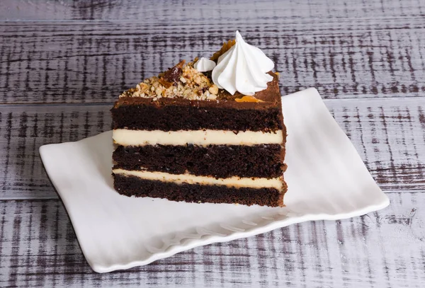 ช็อคโกแลตครีมชีสเค้กกับคาราเมลเค็มและไฟเพียง — ภาพถ่ายสต็อก