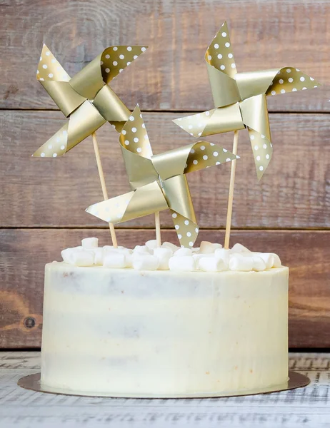 Krém tvarohový dort s Papírová dekorace — Stock fotografie