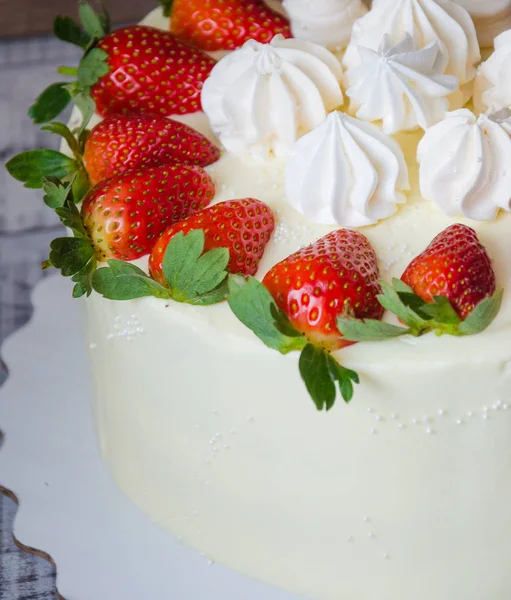 vanilla cream cheese cake with strawberries