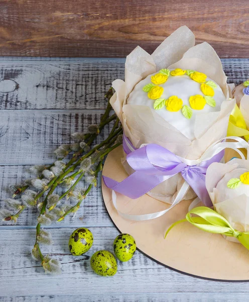 Világos dekorációval és festett tojás húsvéti kalács — Stock Fotó