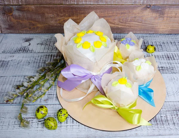 Easter cakes with bright decoration and painted eggs — Stock Photo, Image
