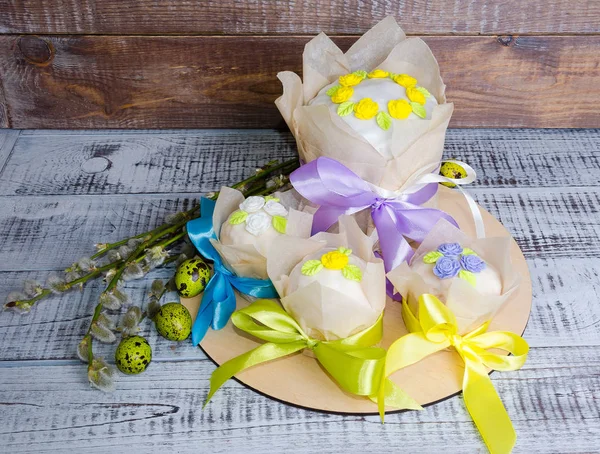 Easter cakes with bright decoration and painted eggs — Stock Photo, Image