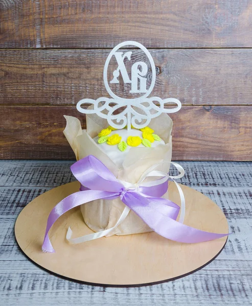 Parlak dekorasyon ve boyalı yumurta ile Paskalya kek — Stok fotoğraf