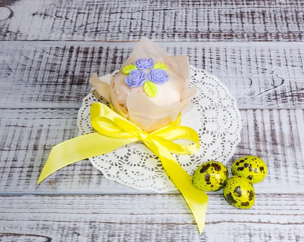 Pasteles de Pascua con decoración brillante y huevos pintados —  Fotos de Stock
