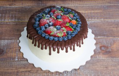 Çikolata renkli damla yaban mersini ve çilek ile pasta ve 