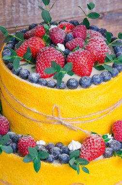 İki katmanlı düğün pastası böğürtlen tanesi ve ortasında euc ile çilek ile