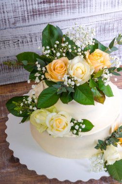 İki katmanlı düğün pastası ile gül okaliptüs