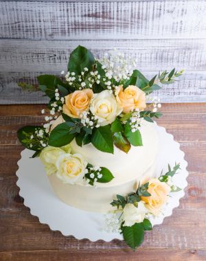 İki katmanlı düğün pastası ile gül okaliptüs