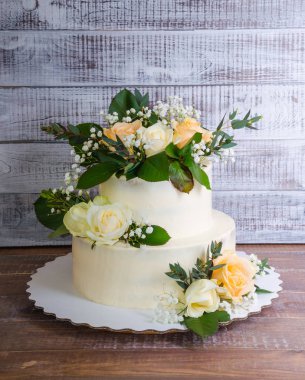 İki katmanlı krem peynir düğün pastası böğürtlen ve çilek ile