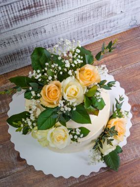 İki katmanlı krem peynir düğün pastası böğürtlen ve çilek ile