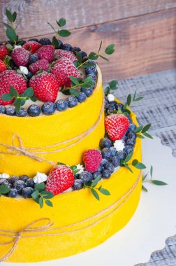 İki katmanlı krem peynir düğün pastası böğürtlen ve çilek ile