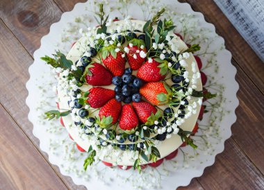 İki katmanlı krem peynir düğün pastası böğürtlen ve çilek ile