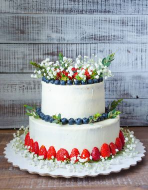 İki katmanlı krem peynir düğün pastası böğürtlen ve çilek ile