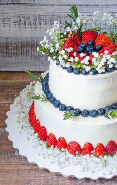 yaban mersini ve strawber ile iki-bağlayıcılı krem peynir düğün pastası