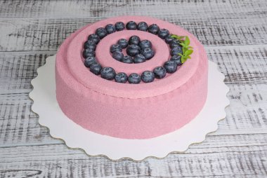 pembe havuç çikolata kadife mousse kek blueberry ile