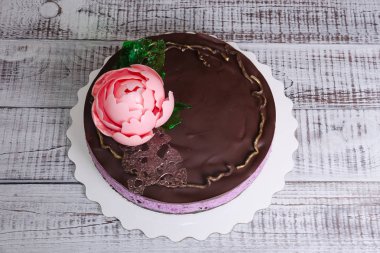 Çikolatalı yaban mersinli cheesecake çikolata Şakayık ve Isomalt ile 