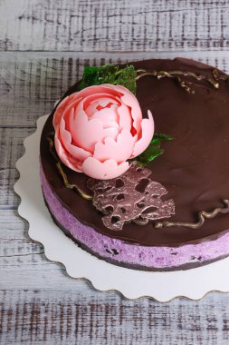 Çikolatalı yaban mersinli cheesecake çikolata Şakayık ve Isomalt ile 