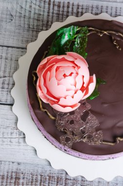 Çikolatalı yaban mersinli cheesecake çikolata Şakayık ve Isomalt ile 