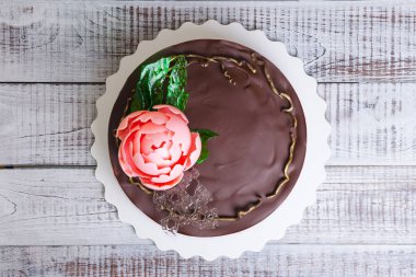 Çikolatalı yaban mersinli cheesecake çikolata Şakayık ve Isomalt ile 