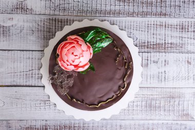 Çikolatalı yaban mersinli cheesecake çikolata Şakayık ve Isomalt ile 