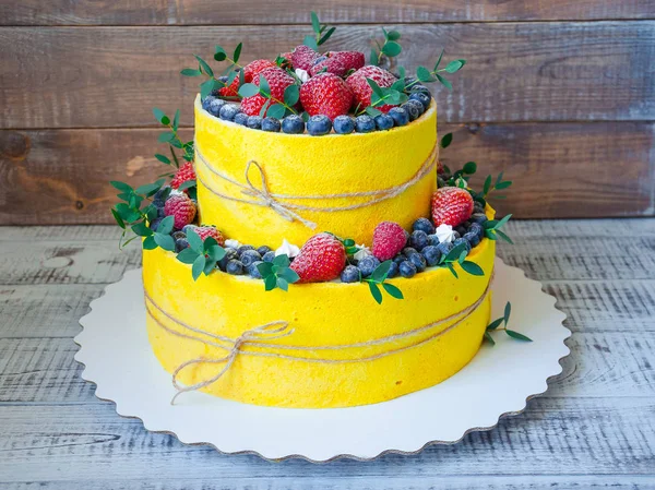 Pastel de boda de queso crema de dos niveles con arándanos y fresas —  Fotos de Stock