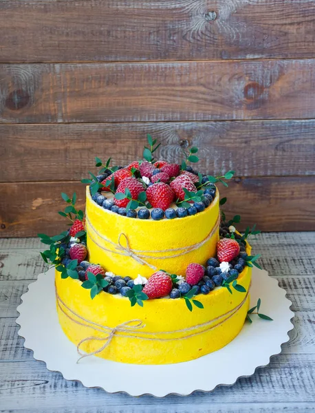 Pastel de boda de queso crema de dos niveles con arándanos y fresas —  Fotos de Stock