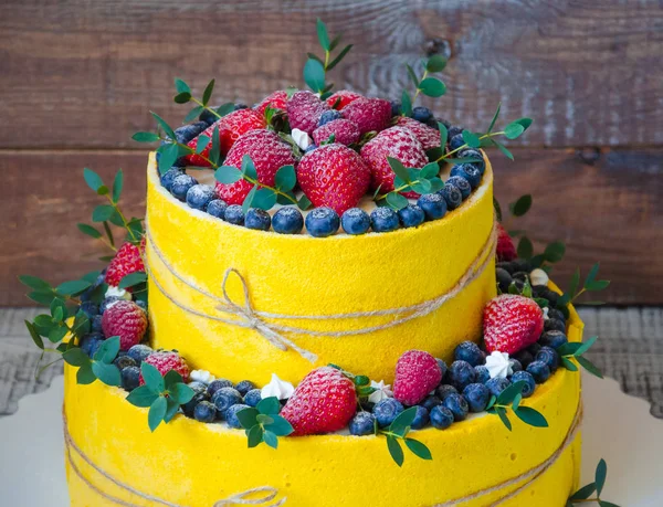 Pastel de boda de queso crema de dos niveles con arándanos y fresas —  Fotos de Stock