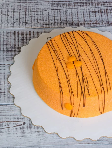 Pastel de boda de queso crema de dos niveles con arándanos y fresas —  Fotos de Stock