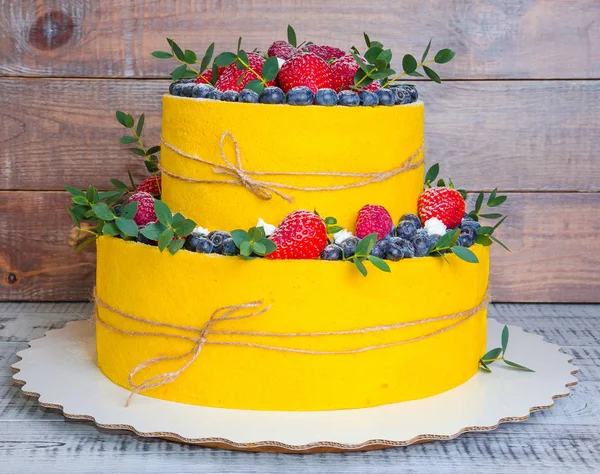 Pastel de boda de queso crema de dos niveles con arándanos y fresas —  Fotos de Stock