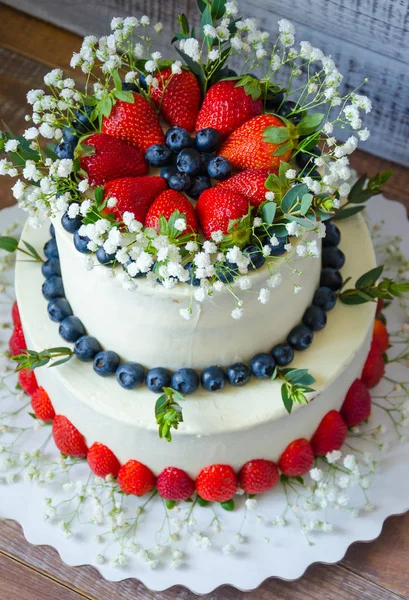 Pastel de boda de queso crema de dos niveles con arándanos y fresas —  Fotos de Stock