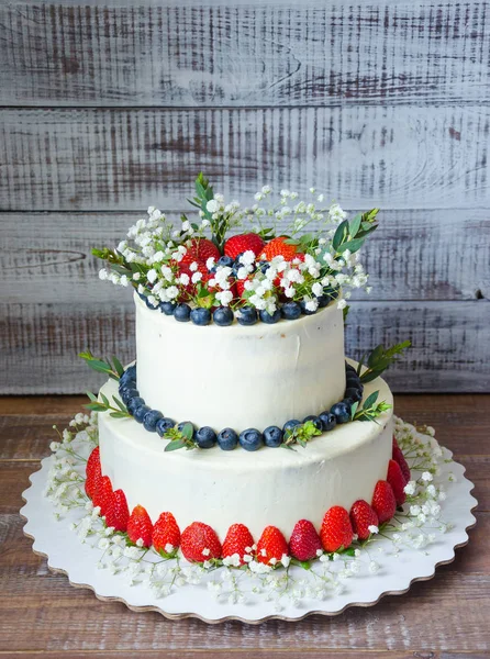 Pastel de boda de queso crema de dos niveles con arándanos y fresa —  Fotos de Stock