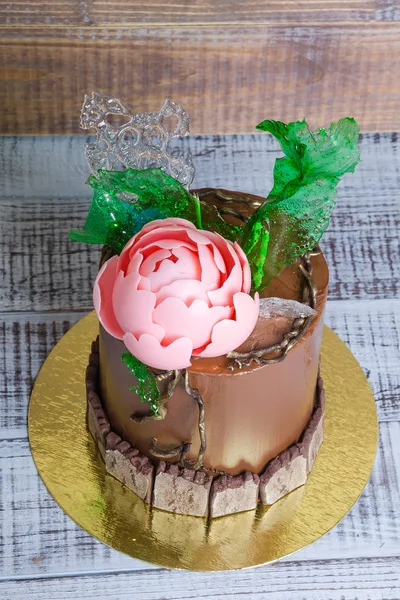 Chocolate cream cake with chocolate peony and isomalt decoration — Stock Photo, Image