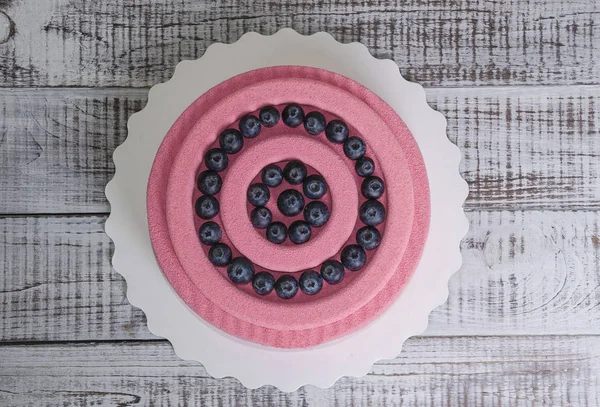 ブルーベリーとピンクの人参チョコレート ベロアのムースケーキ — ストック写真