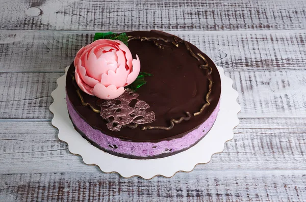 Chocolade blueberry cheesecake met chocolade peony en isomalt — Stockfoto