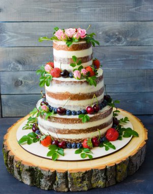 Meyveler ve çiçekler ile dekore edilmiş çıplak düğün pastası