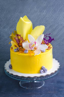 Sarı krem peynir pasta çikolata büküm ve Isomalt decora