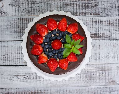 Damla çikolatalı kek nane ve çilek