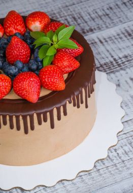 Damla çikolatalı kek nane ve çilek