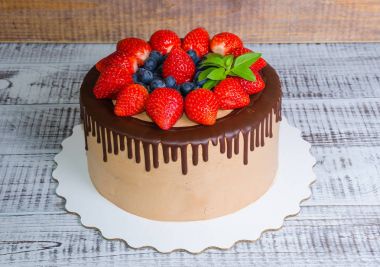 Damla çikolatalı kek nane ve çilek