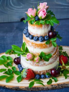 Meyveler ve çiçekler ile dekore edilmiş çıplak düğün pastası