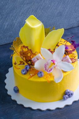 Sarı krem peynir pasta çikolata büküm ve Isomalt decora