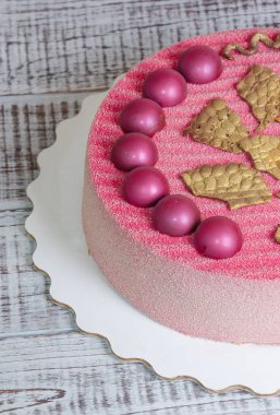 Çikolata kadife kek hemisferlerin ile dekore edilmiştir.