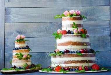 Meyveler ve çiçekler ile dekore edilmiş çıplak düğün pastası