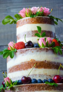 Meyveler ve çiçekler ile dekore edilmiş çıplak düğün pastası