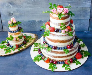 Meyveler ve çiçekler ile dekore edilmiş çıplak düğün pastası