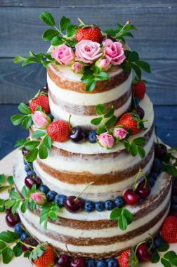 Meyveler ve çiçekler ile dekore edilmiş çıplak düğün pastası