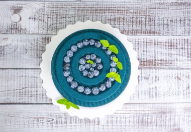 Çikolata kadife kek yaban mersini ve fesleğen yaprakları